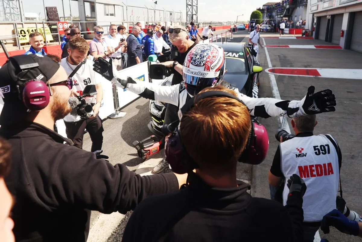 Morgan domina en Donington Park con su segundo triunfo del fin de semana