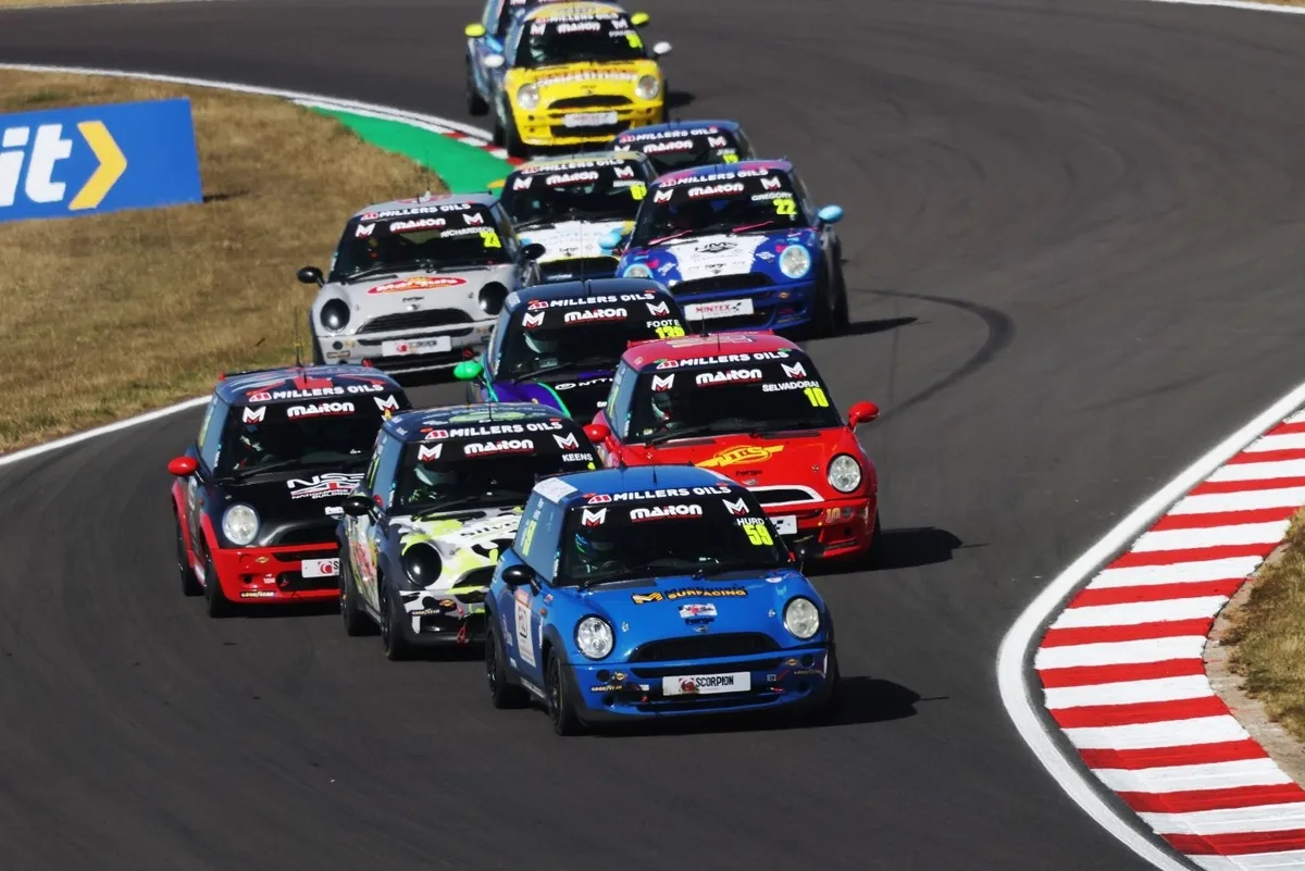 Hazaña de Rhys Hurd: tres victorias consecutivas en el Mini Challenge Trophy