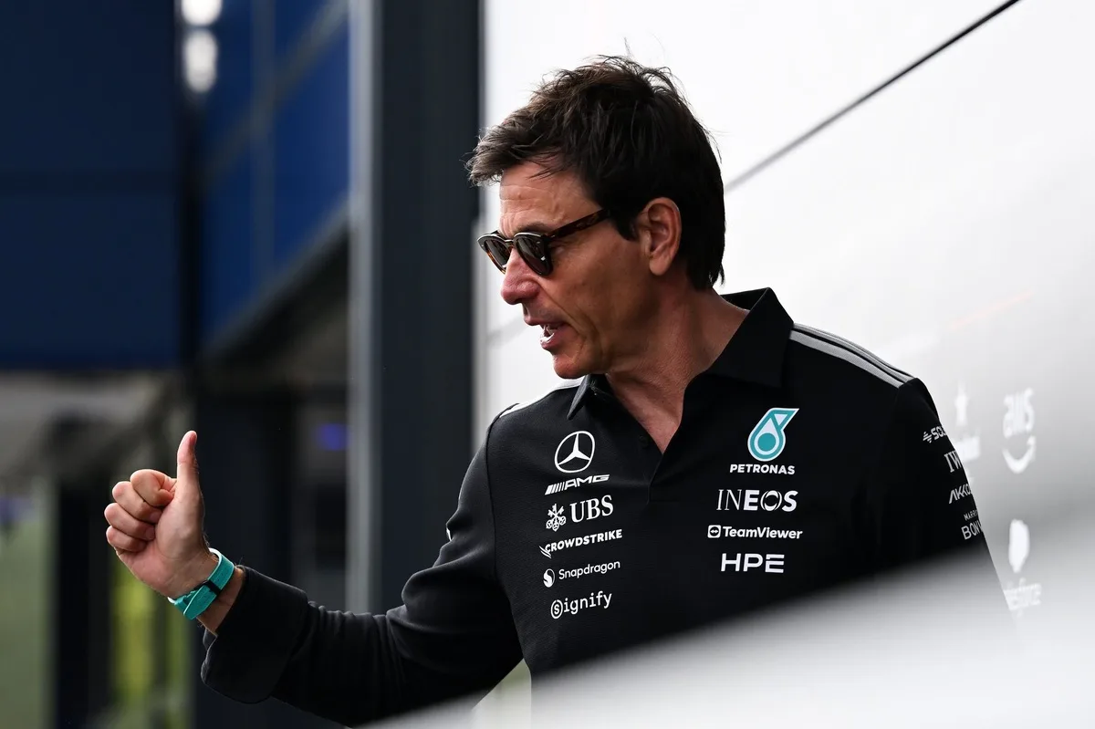 Wolff bromea sobre el futuro de Verstappen y sus opciones en la F1