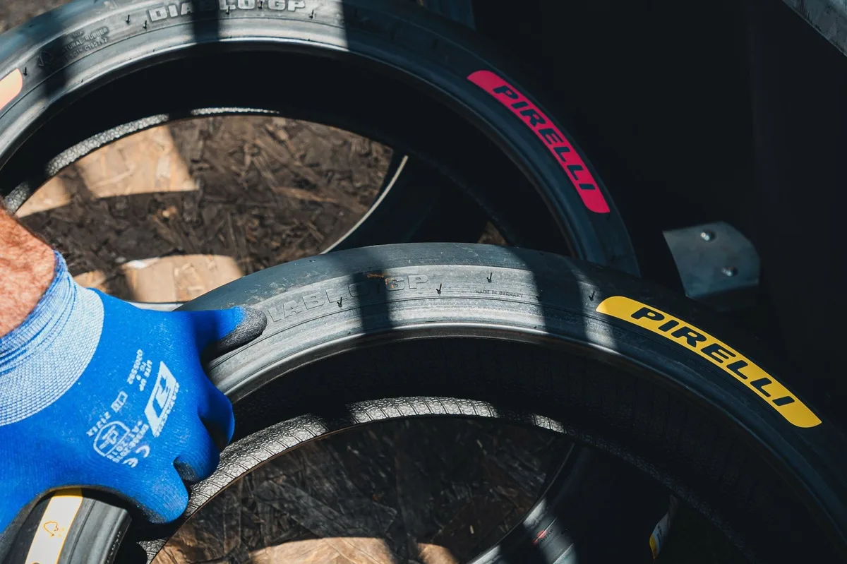 Pirelli llega a MotoGP 2027 con nueva identidad visual y tecnología revolucionaria