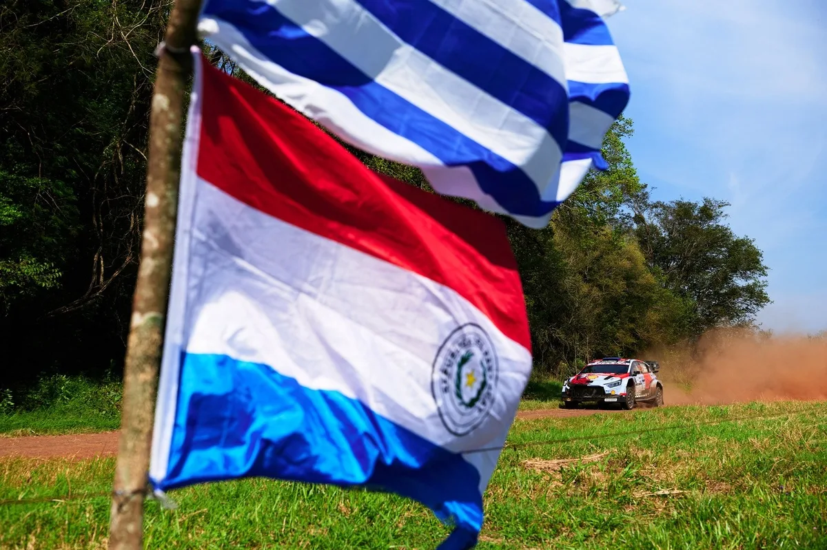 Paddon lidera el Rally Paraguay tras una mañana caótica que eliminó rivales