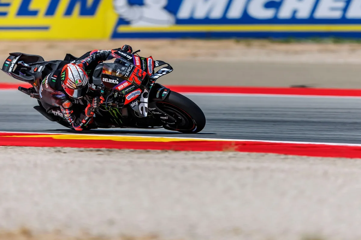 Bezzecchi logra pole position en Aragón tras superar a Márquez