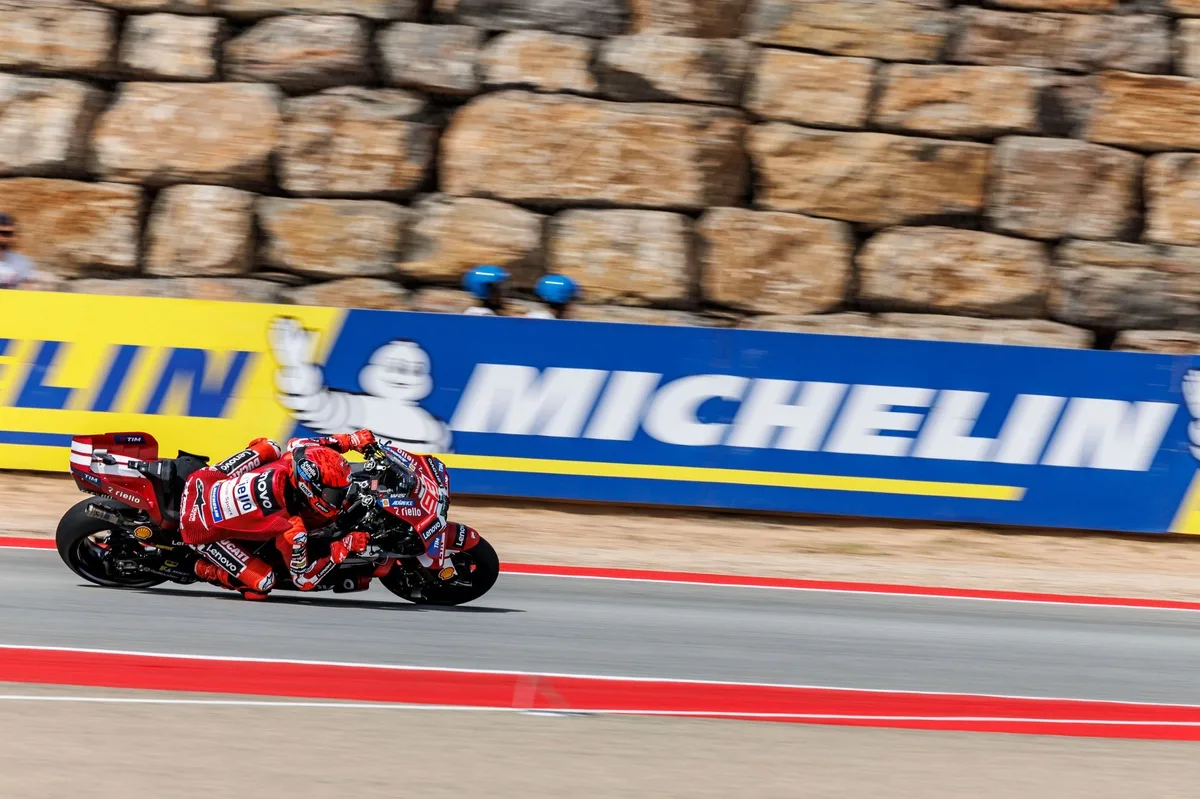 Bezzecchi sorprende en Aragón y se lleva la pole position de MotoGP