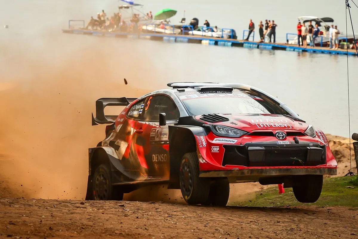 Pajari escribe historia en el WRC con tercera victoria consecutiva en Paraguay
