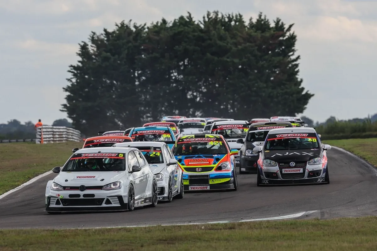 Emocionante duelo de Volkswagen Golf en competencia de automovilismo británico