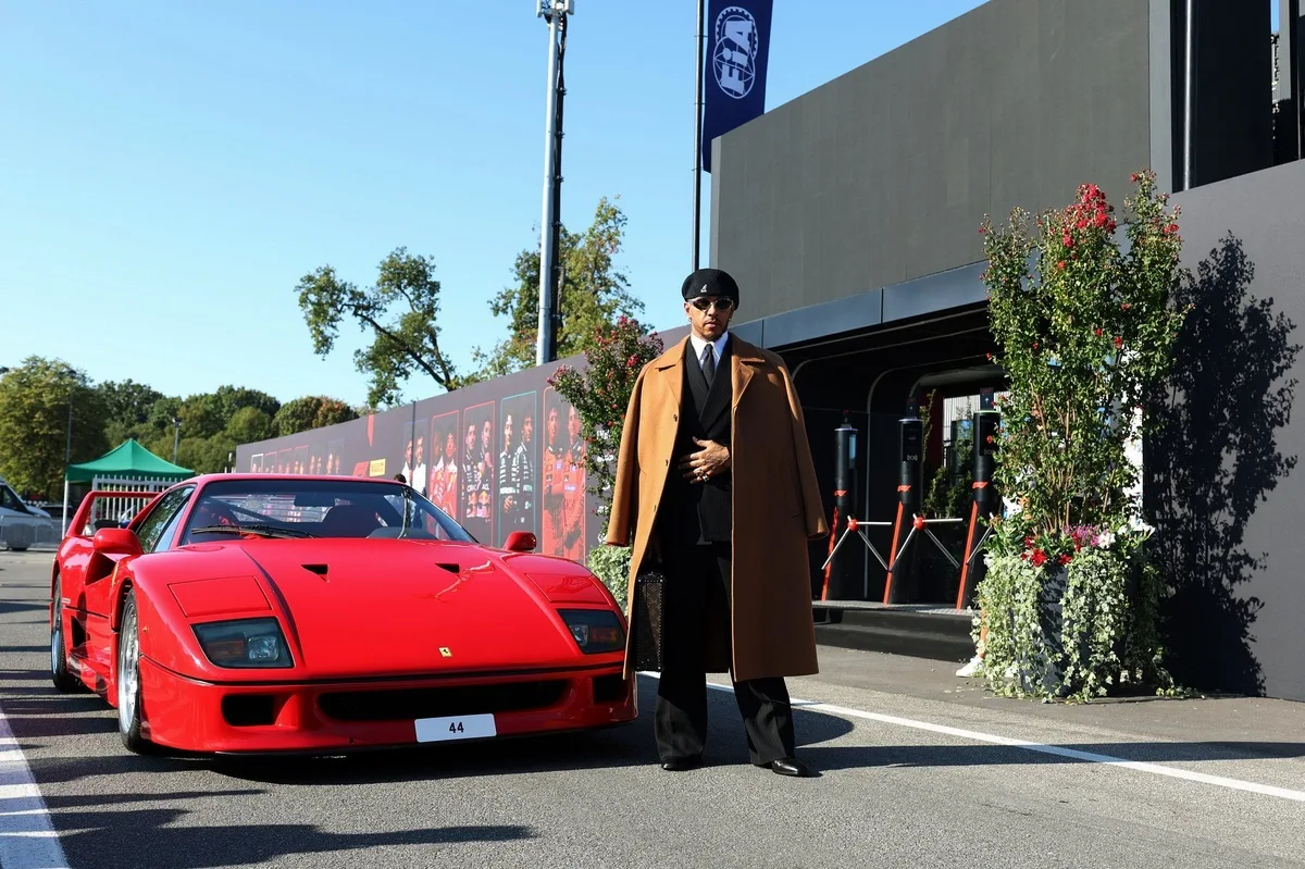 Lewis Hamilton llega a Monza en su icónico Ferrari F40 restaurado