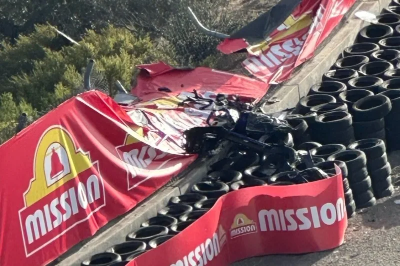 Espectacular accidente en circuito de carreras: piloto se salva de grave impacto