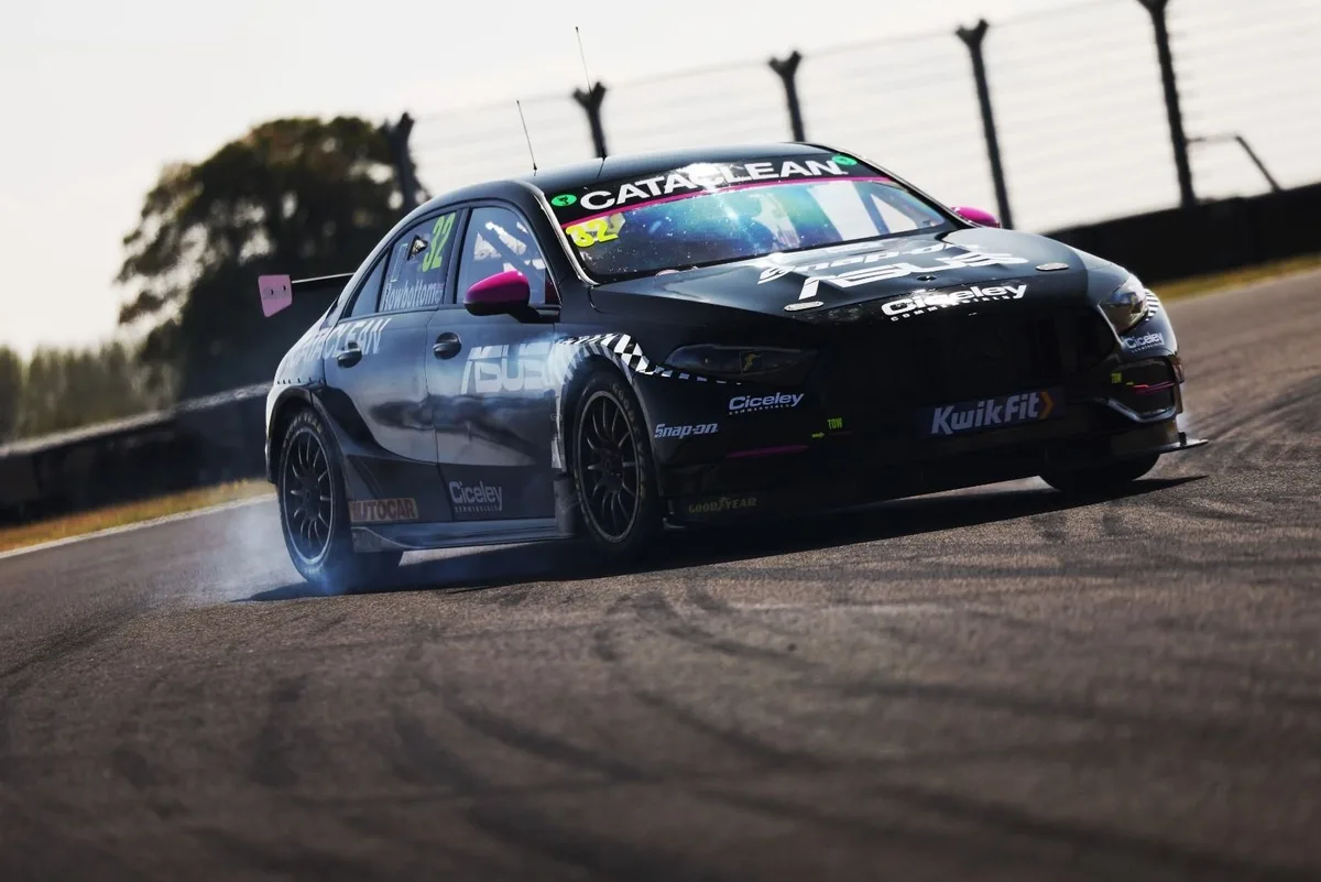 Mercedes domina nuevamente en el campeonato británico de turismos