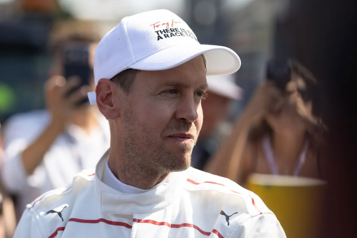 Vettel emociona a aficionados al pilotar el Ferrari histórico de Schumacher