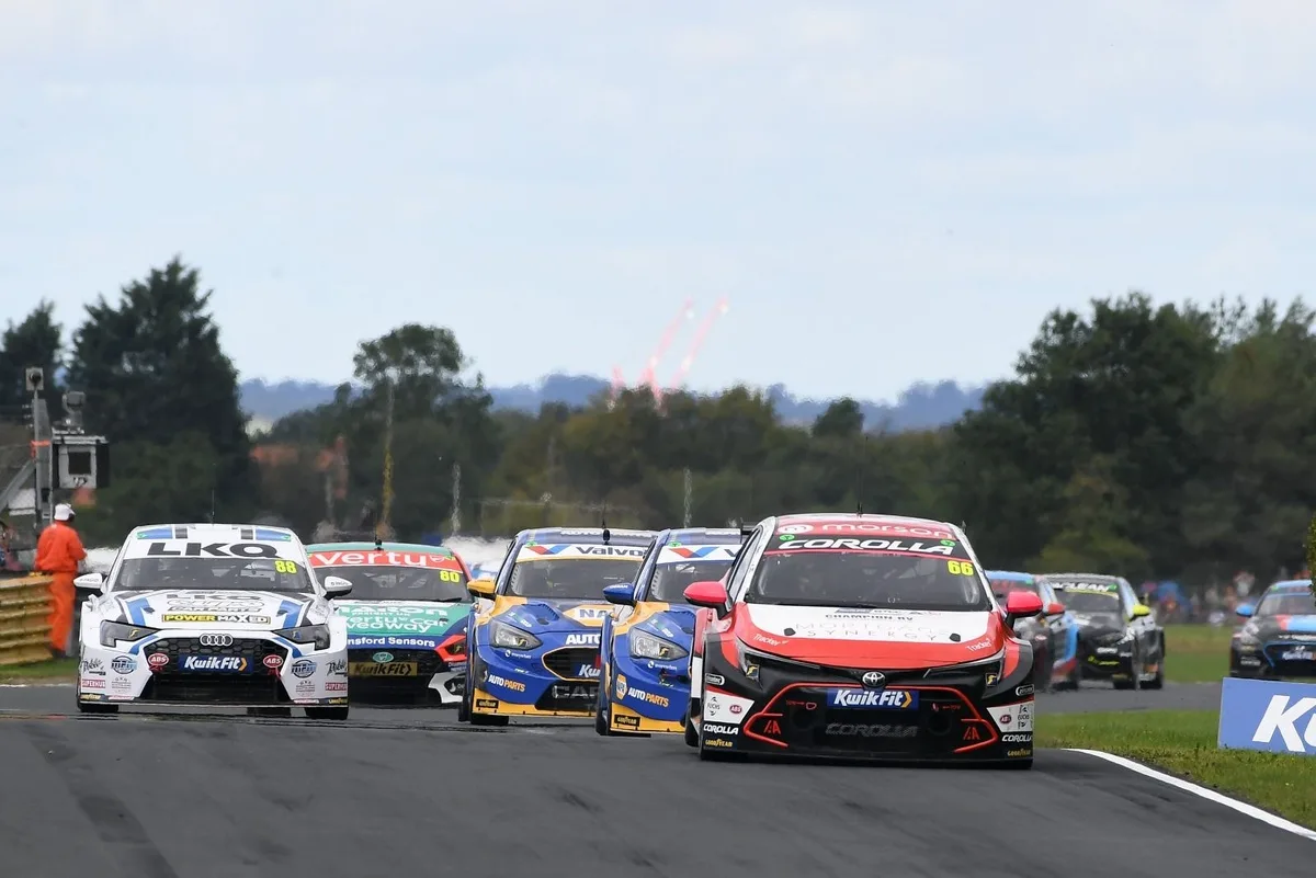 Cook se lleva victoria en emocionante carrera bajo lluvia del campeonato británico