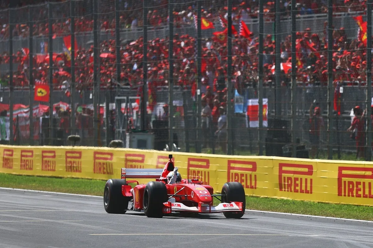 Vettel rinde homenaje emocional a Schumacher pilotando el Ferrari de 2002