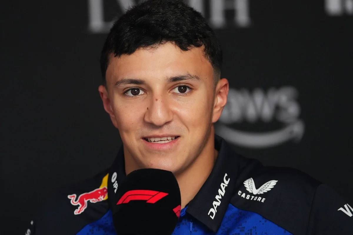 Hadjar se pierde el GP de España 2026 por lesión en la muñeca
