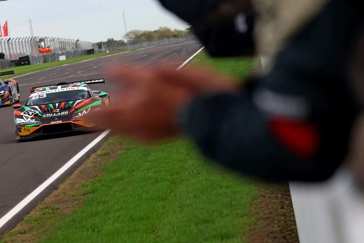 Giro inesperado en el campeonato británico de GT tras victoria en Donington Park