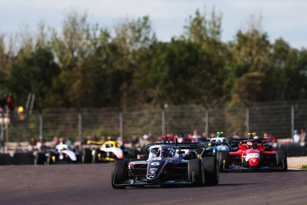 Fairclough domina en Donington Park y se acerca en el campeonato de GB3