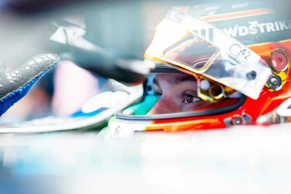 Antonelli deslumbra en Mercedes: el joven talento que crece como inteligencia artificial