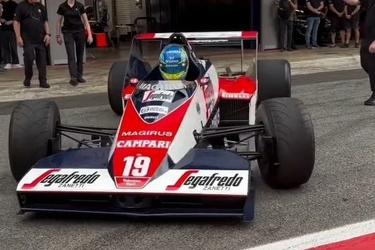 Alonso revive la gloria de Senna: pilota legendarios monoplazas en Barcelona