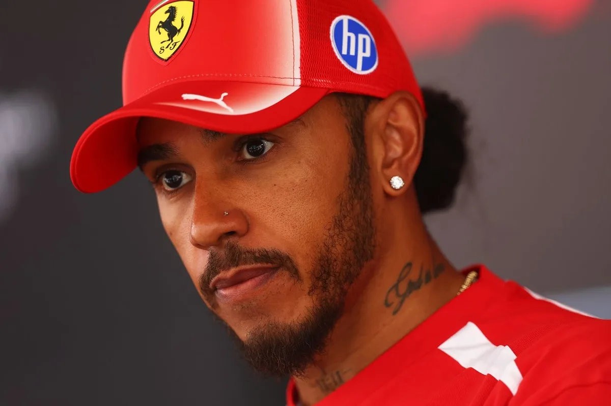 Hamilton rechaza trato preferencial en Ferrari para 2026