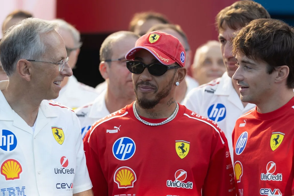 Hamilton rechaza acusaciones sobre trato preferente en Ferrari