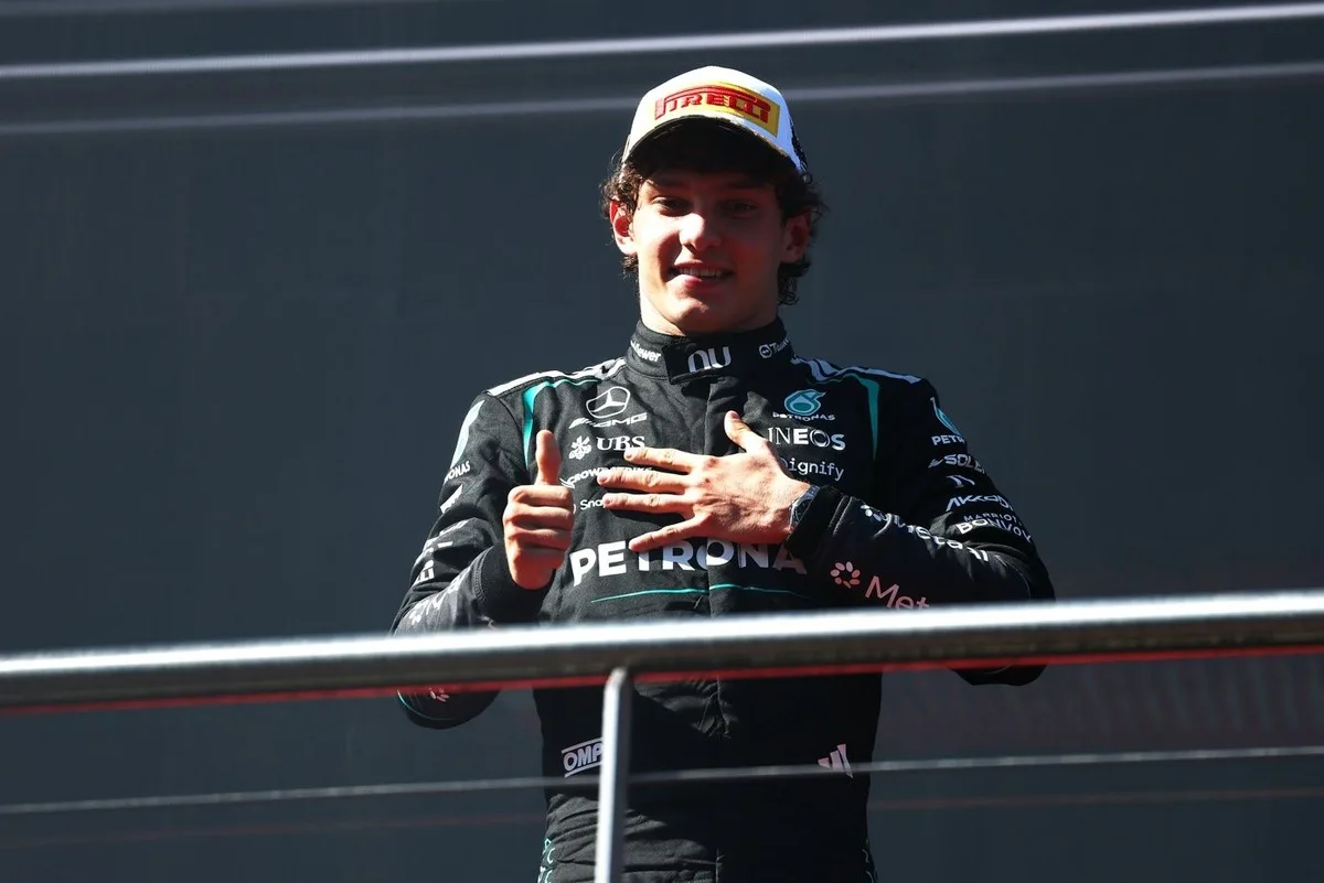 El emotivo encuentro entre Kimi Antonelli y su padre tras ganar en España