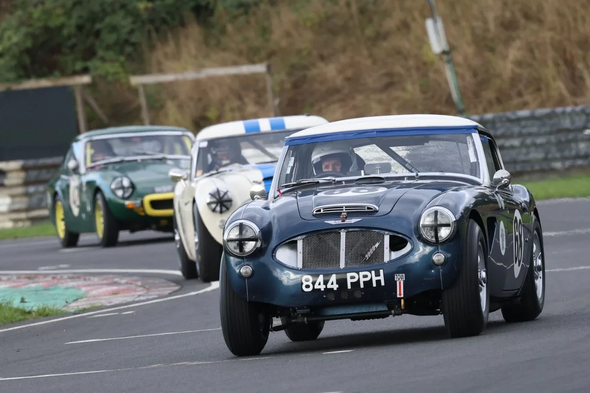 Clásicos británicos dominan evento de automovilismo de época en Europa