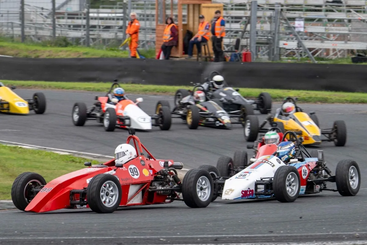 Kelly domina en Mondello Park y se lleva el histórico Trofeo Leinster