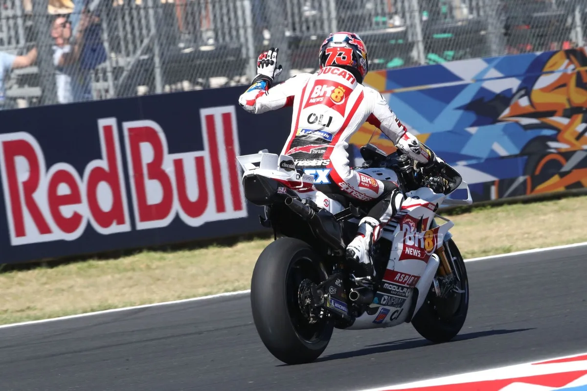 Tensión en MotoGP: Márquez pide disculpas a Acosta tras incidente en Misano