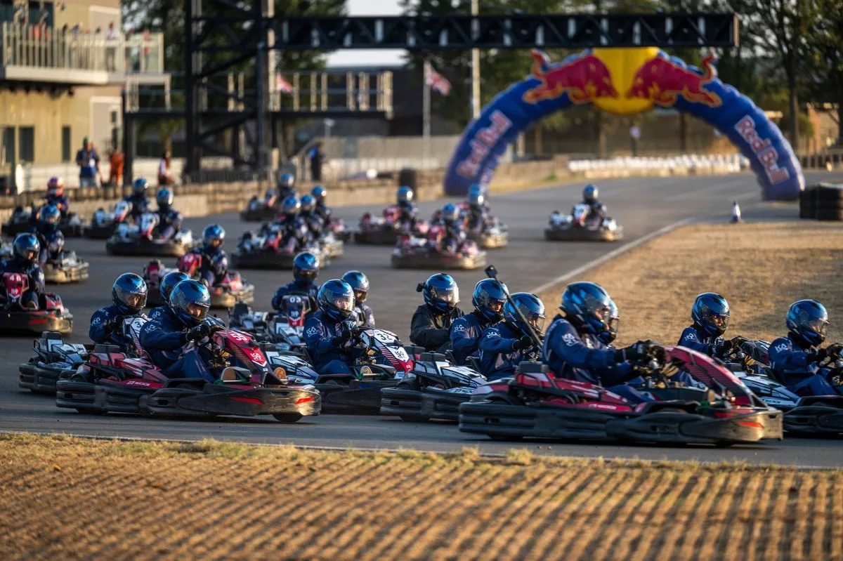 Verstappen se mide contra 100 pilotos en desafío de karts organizado por Red Bull