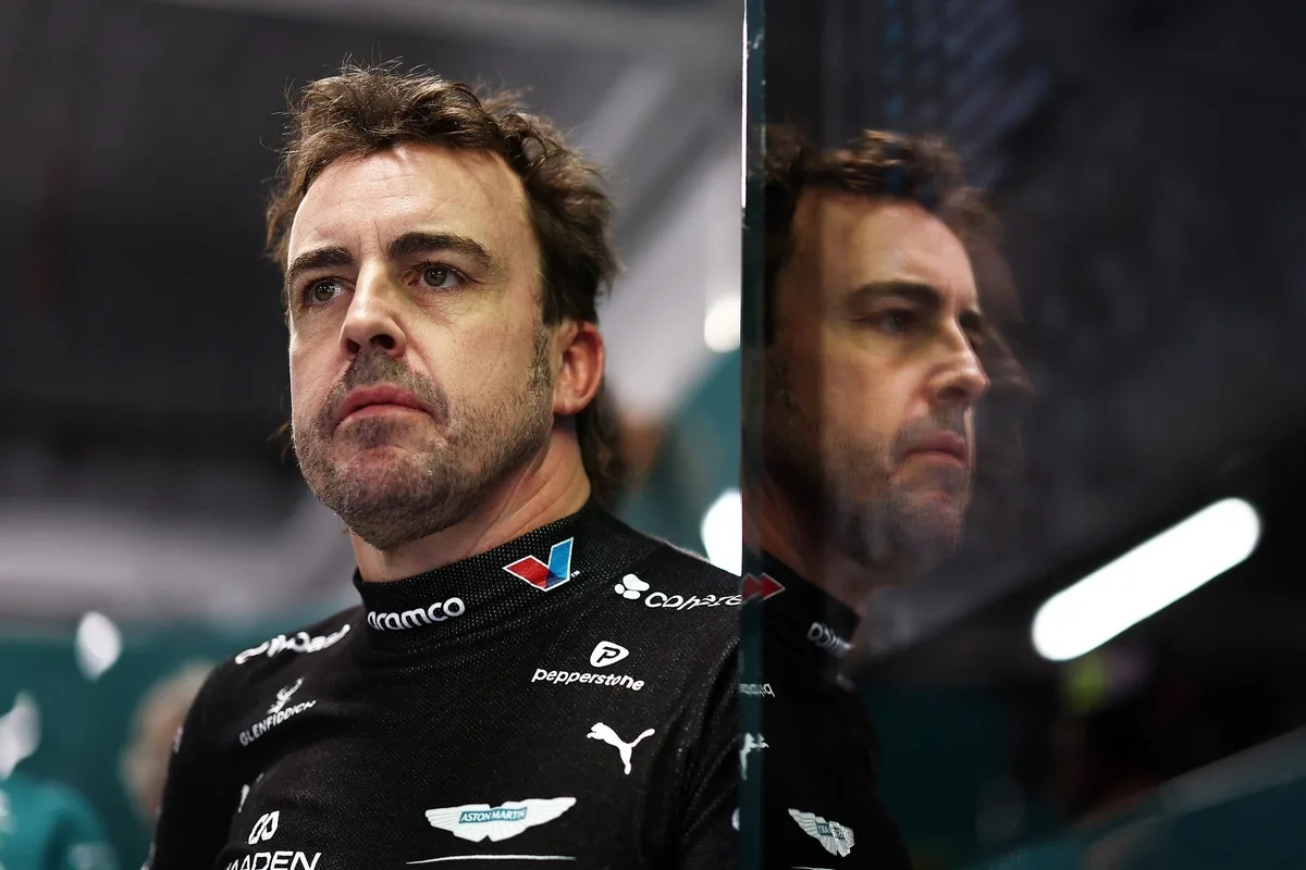 Fernando Alonso suma un exclusivo Bugatti Veyron cromado a su colección de autos