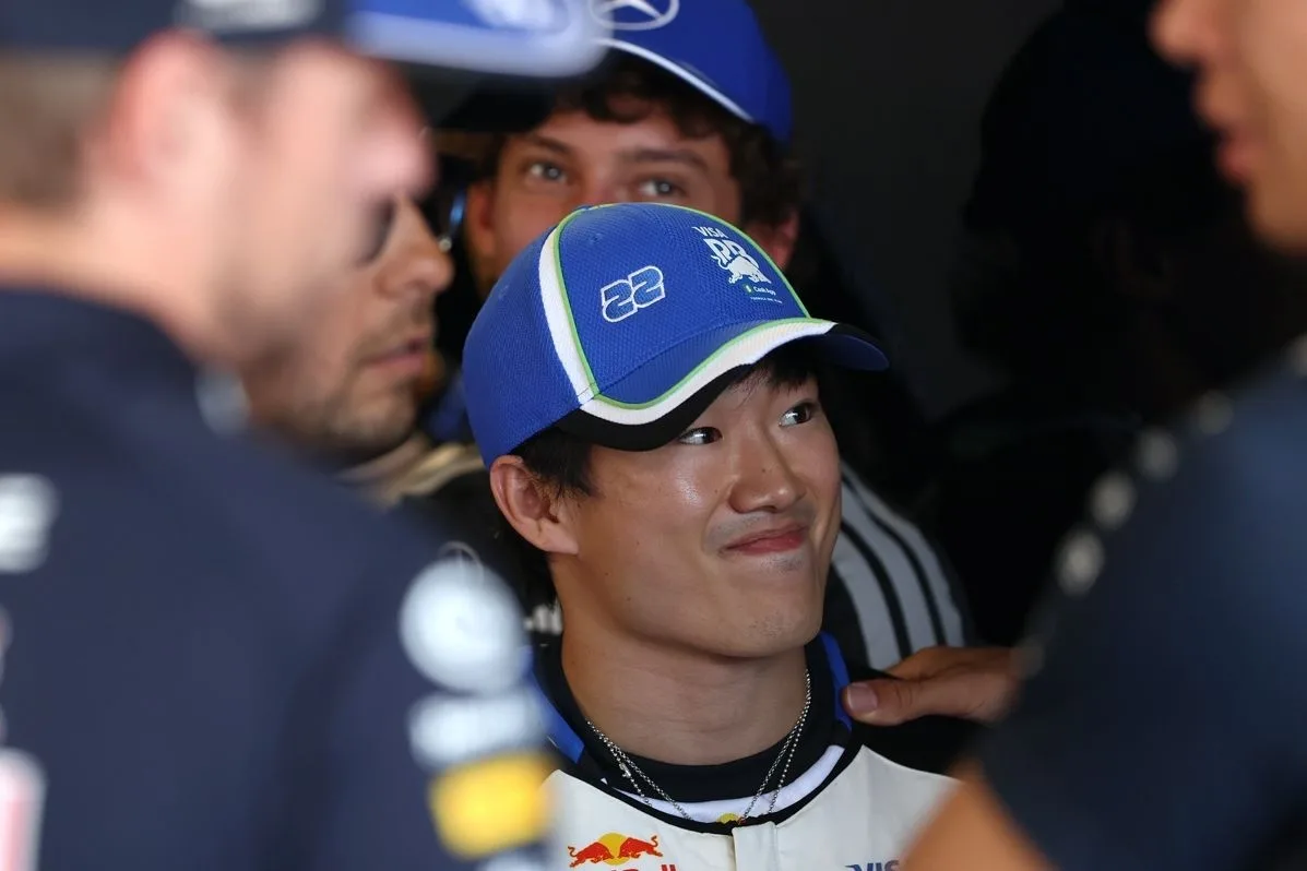 Tsunoda reconoce su error estratégico en Red Bull al copiar configuraciones de Verstappen