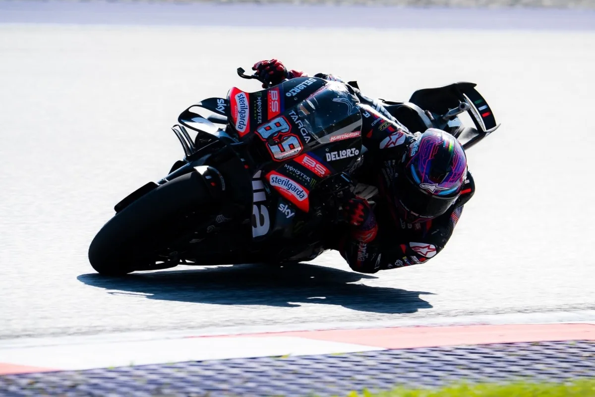 Acosta domina en Austria pero un error le cuesta la victoria en la sprint