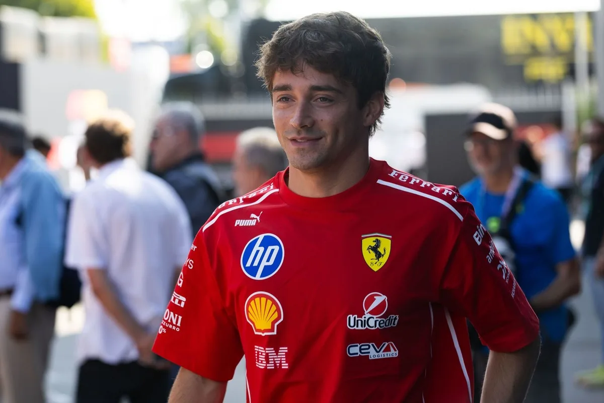 Ferrari presenta traje de carrera negro exclusivo para Leclerc en Singapur
