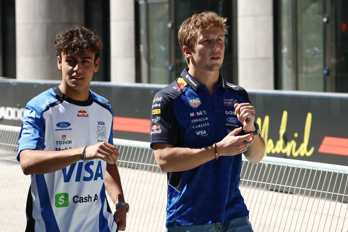Lawson enfrenta desafío al retornar a Racing Bulls tras adaptarse a Red Bull
