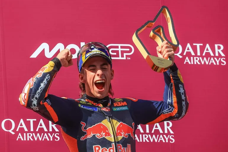 Pedro Acosta conquista su primer triunfo en MotoGP con dominio total