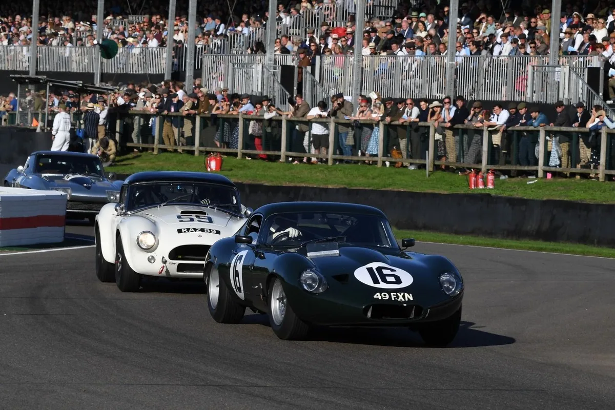 Jaguar clásico se lleva la victoria en legendaria carrera de Goodwood