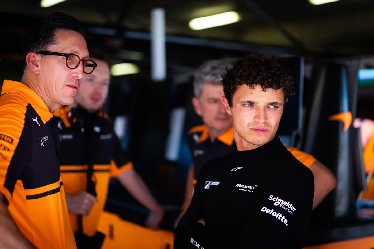 Norris prueba el hiperdeportivo de McLaren para mejorar en la F1