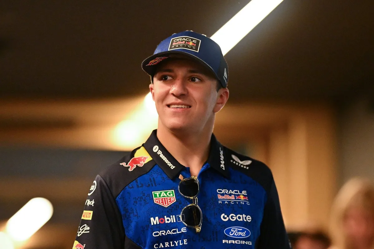 Red Bull confirma continuidad de Hadjar hasta 2027 junto a Verstappen