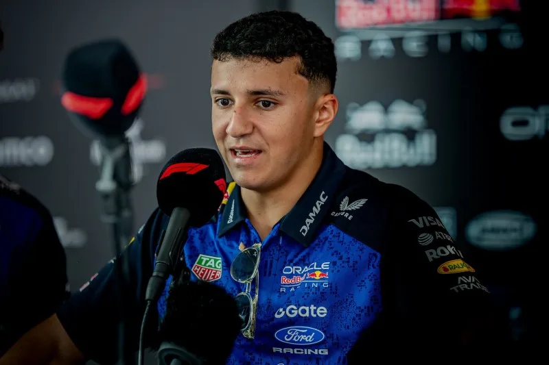 Hadjar regresa a la pista en Bakú tras recuperarse de lesión