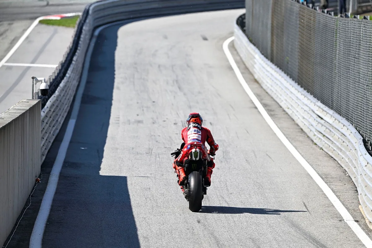 MotoGP revoluciona sus reglamentos: cambios en salidas para 2027