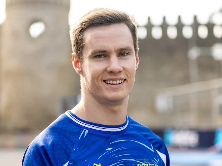 Joshua Duerksen compite en Bakú en la Fórmula 2 internacional