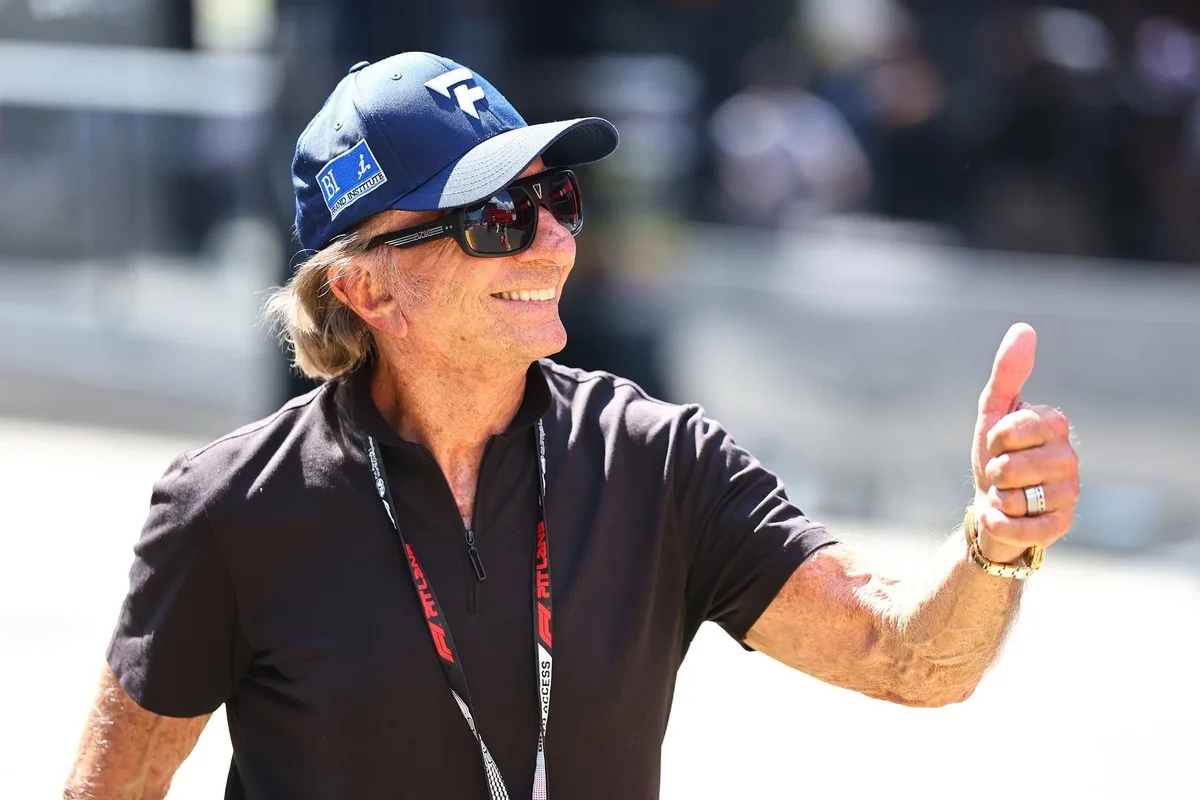 Emerson Fittipaldi responde preguntas de aficionados en el Gran Premio de Azerbaiyán