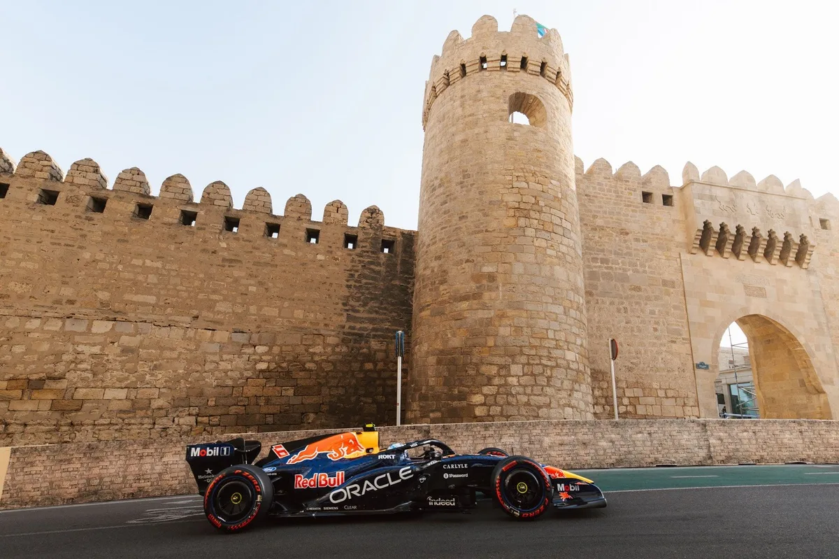 Mercedes domina en Bakú: Russell lidera el viernes del GP de Azerbaiyán