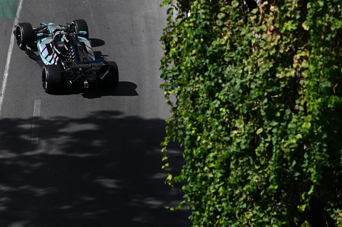 Mercedes domina los entrenamientos en Bakú con Russell liderando la sesión