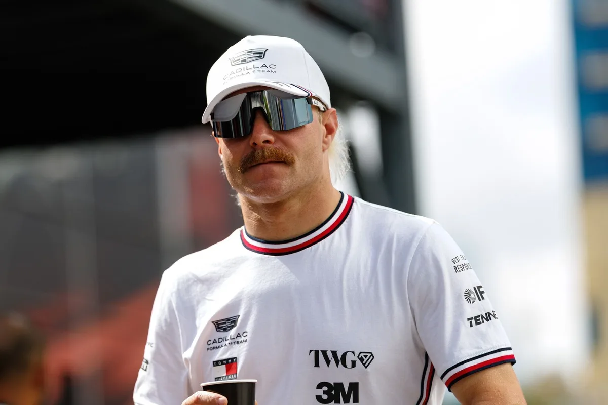 Bottas presenta casco especial en Bakú para recaudar fondos benéficos