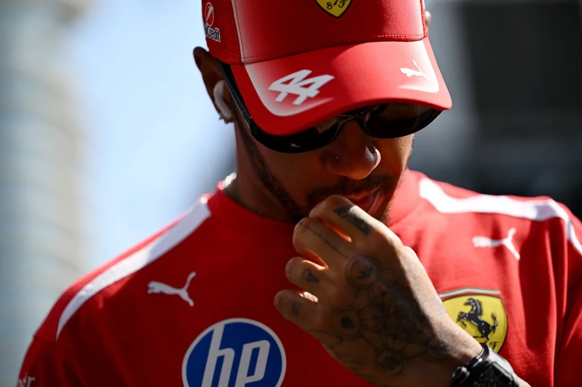 Hamilton cuestiona reglas de potencia en F1 2026 tras incidente en Bakú