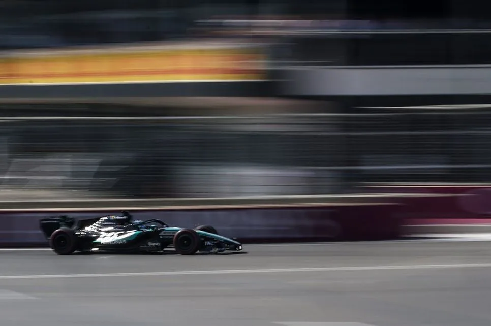 Mercedes domina entrenamientos en Bakú, pero la ventaja podría ser engañosa