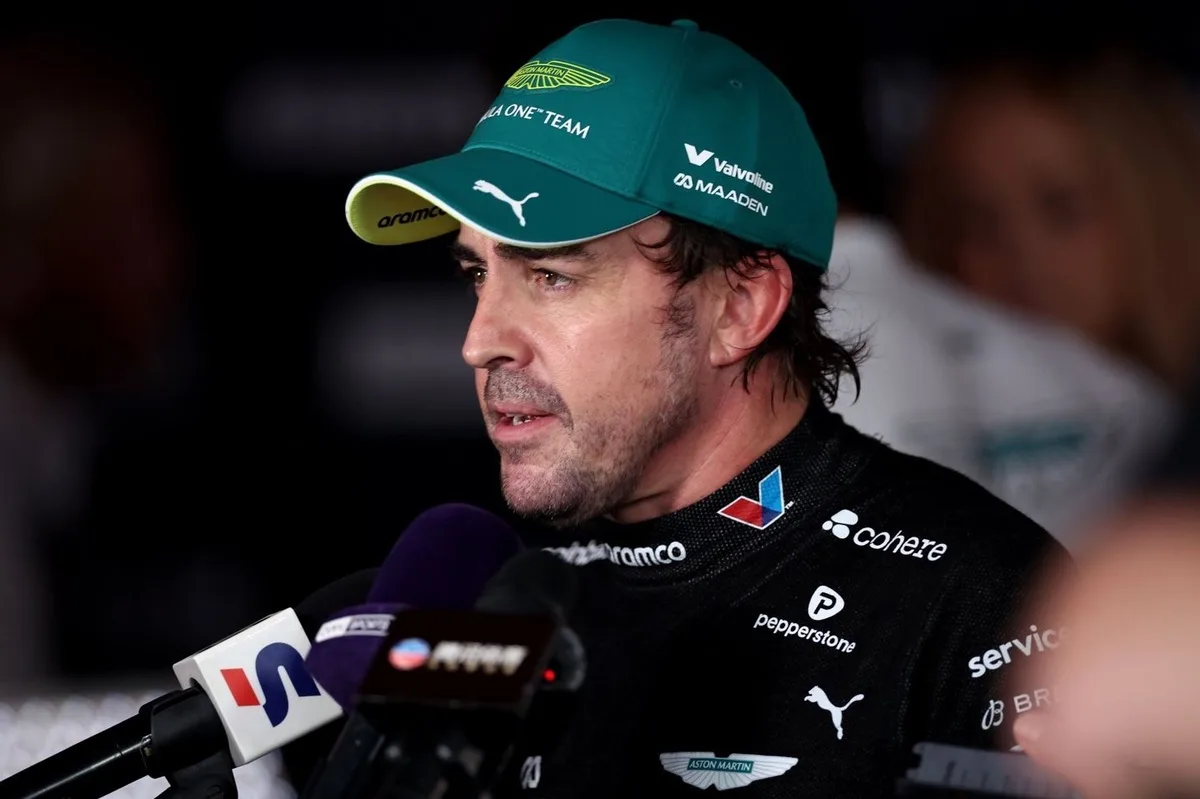 Alonso demuestra su talento en Bakú pese a penalización de motor