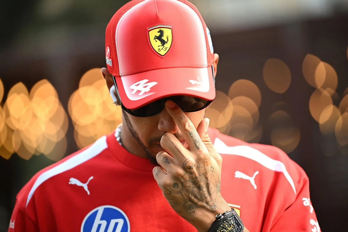 Hamilton critica el cambio de estrategia de Ferrari en Bakú