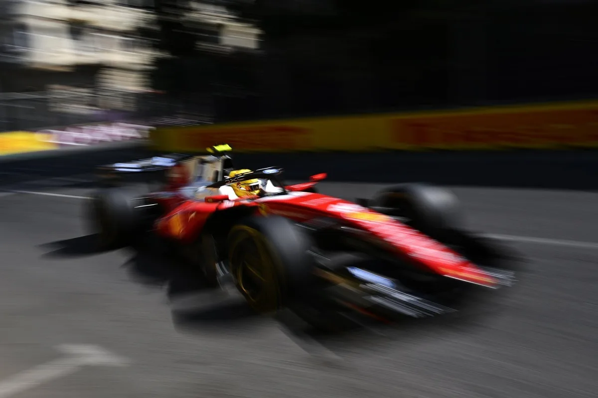 Hamilton recibe reprimenda en Bakú pero la FIA mantiene sus criterios sin cambios