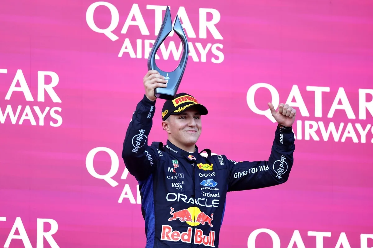 Hadjar regresa a la F1 con podio legítimo en Bakú tras superar lesión