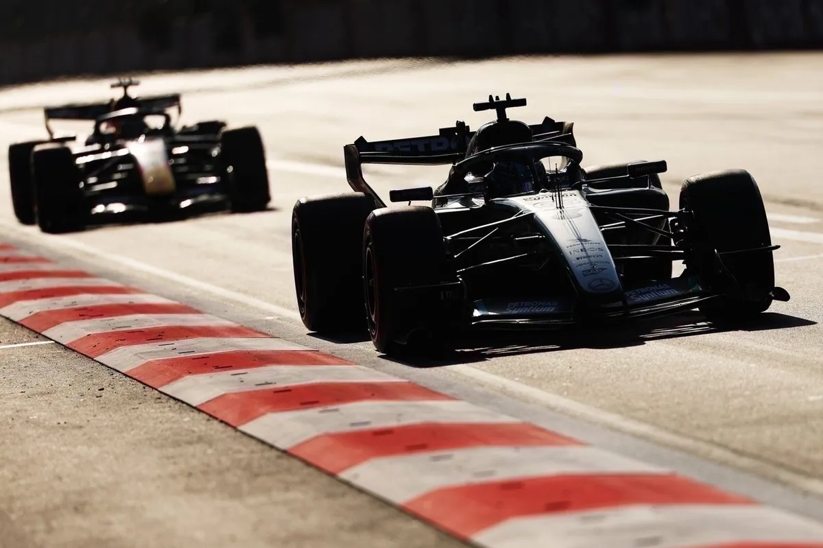 Russell vence en Bakú con final de infarto ante Verstappen